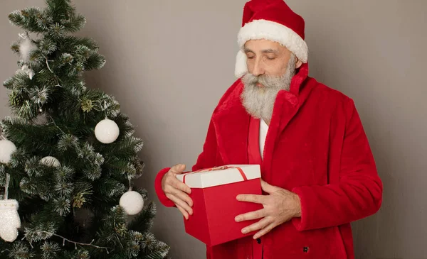 Modern Senior Bearded Man Red Fur Coat Holding Gift Box — 图库照片