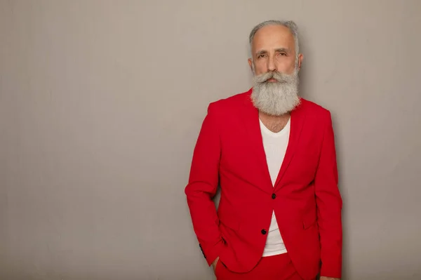 Ein Bärtiger Älterer Mann Roten Anzug Auf Grauem Hintergrund Modische — Stockfoto