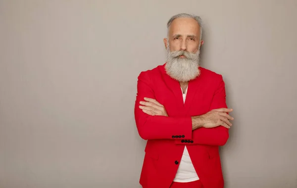 Ein Bärtiger Älterer Mann Roten Anzug Auf Grauem Hintergrund Modische — Stockfoto