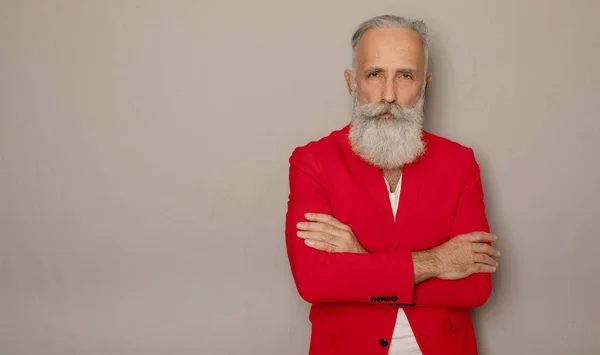 Бородатий Старший Чоловік Червоному Костюмі Сірому Фоні Модні Зрілі Чоловіки — стокове фото
