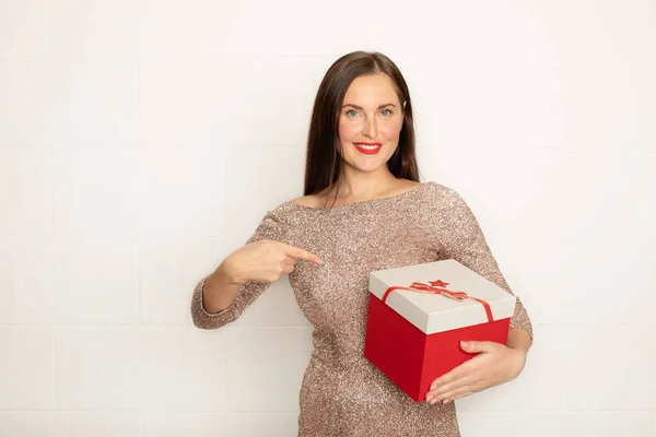 Lächelnde Junge Schöne Frau Hält Rote Geschenkbox Der Hand Isoliert — Stockfoto