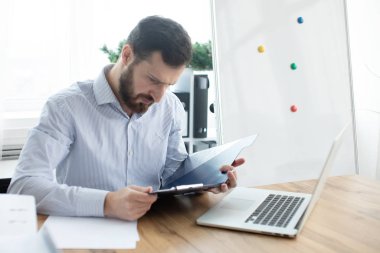 Ofiste çalışan sakallı adam..