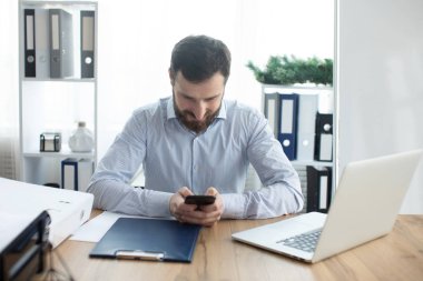 Ofiste çalışan sakallı adam..