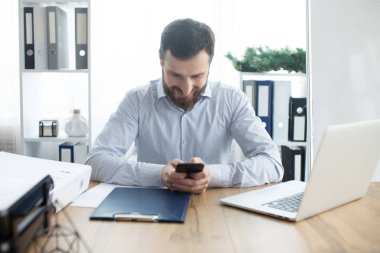 Ofiste çalışan sakallı adam..