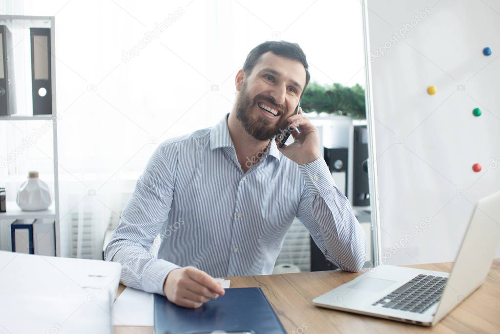 Bearded man working in the office.