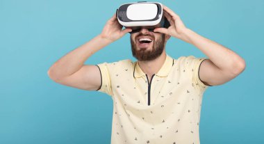 Genç sakallı adam sanal gerçeklik kulaklığı kullanıyor. VR, gelecek, cihazlar, teknoloji konsepti.