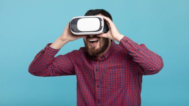 Genç sakallı adam sanal gerçeklik kulaklığı kullanıyor. VR, gelecek, cihazlar, teknoloji konsepti.