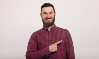 Yan tarafı gösteren gülen sakallı adam. Beyaz arkaplanda izole.