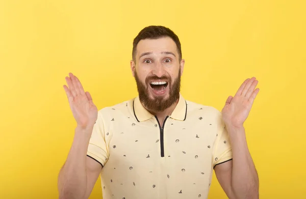 Smiling Bearded Young Male Model Dressed Casually Isolated Yellow Background — Stockfoto