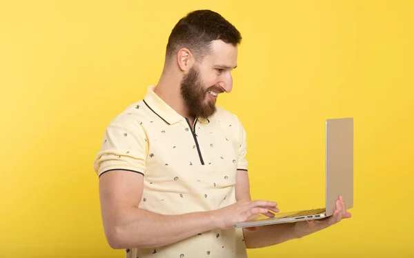 Бородатий Білий Чоловік Використовує Ноутбук Комп Ютера — стокове фото
