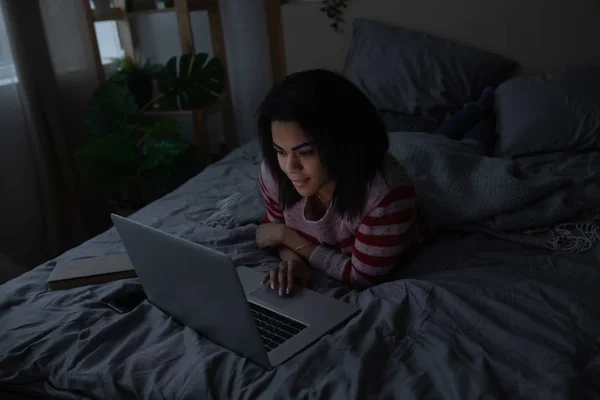 Jong Afrikaanse Amerikaanse Vrouw Met Behulp Van Laptop Thuis Nacht — Stockfoto