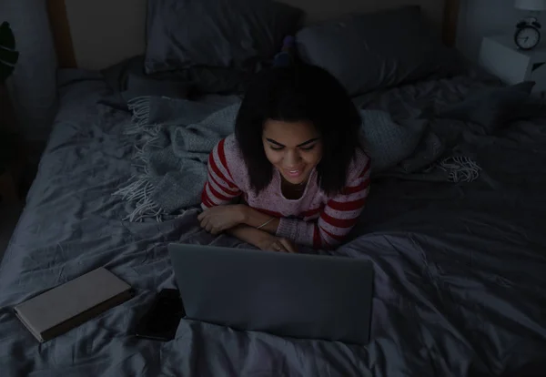 Ung Afrikansk Amerikansk Kvinna Använder Laptop Hemma Natten — Stockfoto