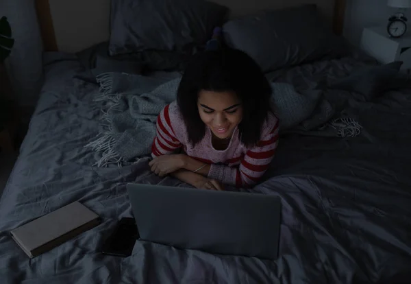 Jong Afrikaanse Amerikaanse Vrouw Met Behulp Van Laptop Thuis Nacht — Stockfoto