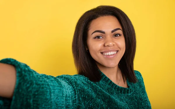 Mladá Afro Žena Drží Mobilní Telefon Dělat Selfie Usmívat Žluté — Stock fotografie