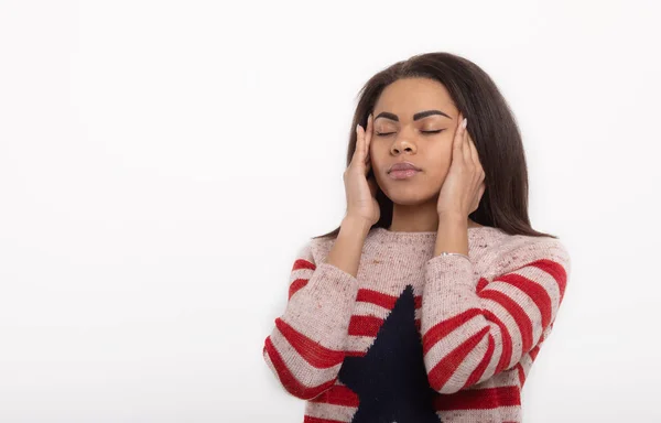 Mujer Joven Con Dolor Cabeza Aislada Sobre Fondo Blanco — Foto de Stock