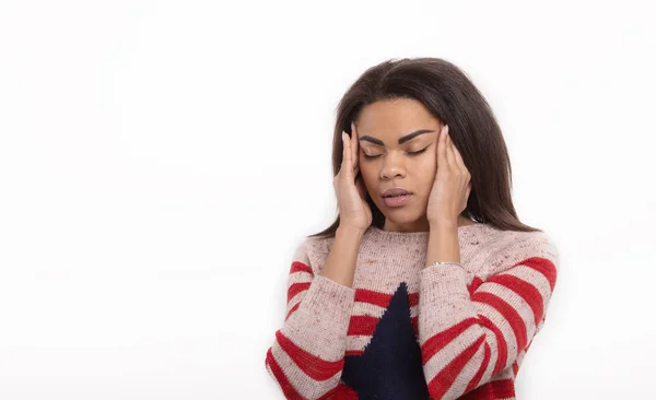 Mujer Joven Con Dolor Cabeza Aislada Sobre Fondo Blanco — Foto de Stock