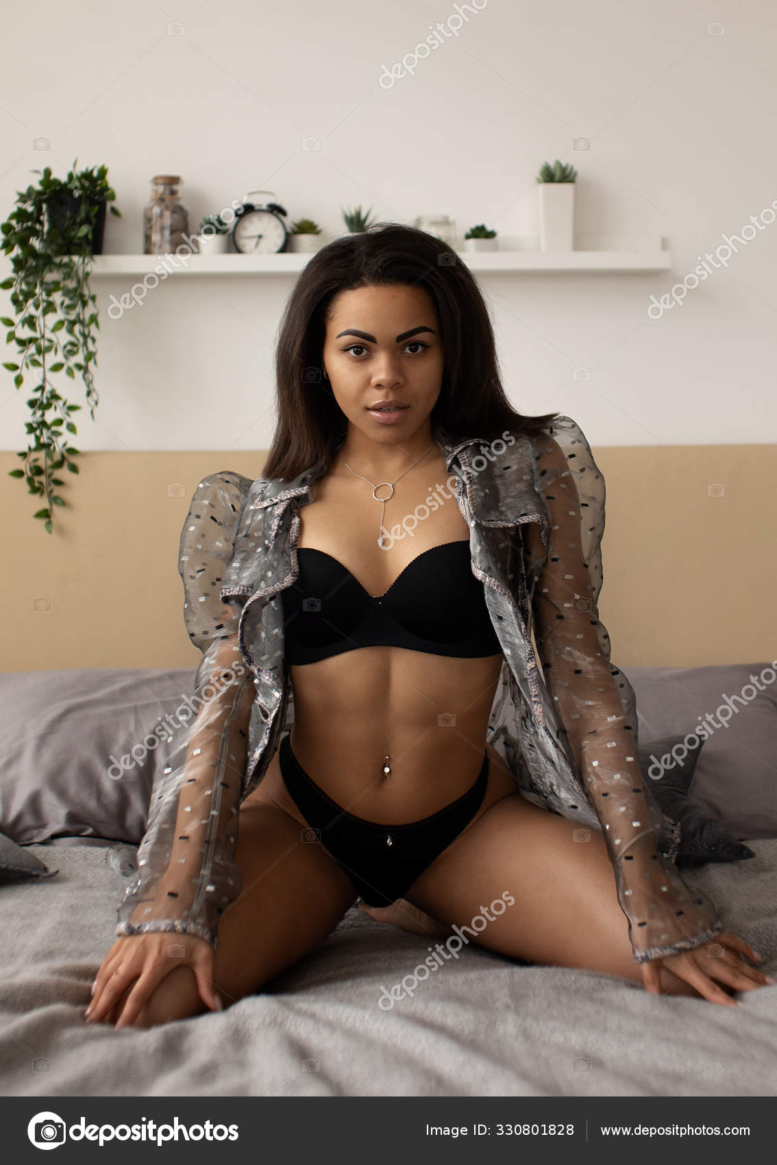 Mujer sexy en interior tumbada en la cama en blanco y fotos de stock, imágenes de Mujer sexy en ropa interior la cama en blanco y negro sin