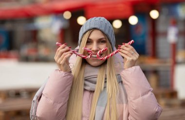 Bir Avrupa şehrinin caddesinde poz veren güzel ve mutlu bir kadının portresi. Xmas.