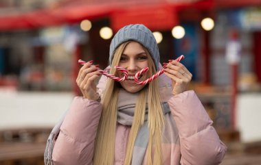 Bir Avrupa şehrinin caddesinde poz veren güzel ve mutlu bir kadının portresi. Xmas.