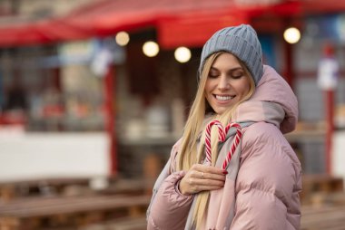 Bir Avrupa şehrinin caddesinde poz veren güzel ve mutlu bir kadının portresi. Xmas.
