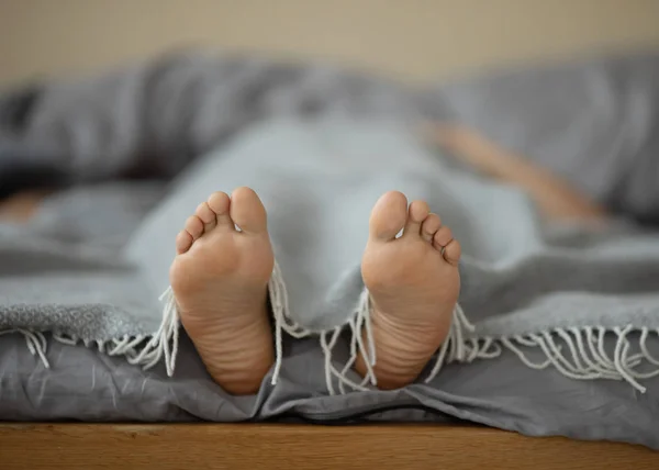 Γκρο Πλαν Γυναίκα Πόδια Μόνη Γκρι Κρεβάτι Θέα Των Ποδιών — Φωτογραφία Αρχείου