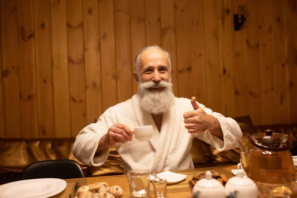 Бородатый Старший Мужчина Пьет Чай После Процедуры Сауне Концепция Здоровый — стоковое фото