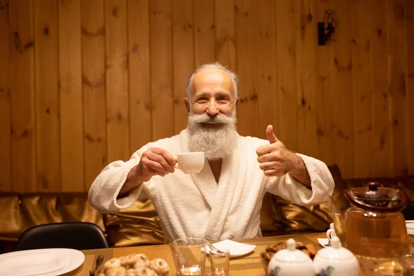 Älterer Mann Weihnachtsmann Trinkt Tee Neujahrsfeier — Stockfoto