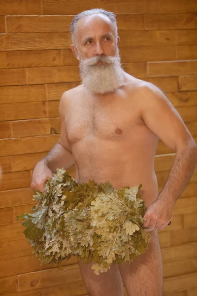 Starszy Pan Brodą Bierze Kąpiel Parową Saunie Łaźnia Rosyjska — Zdjęcie stockowe
