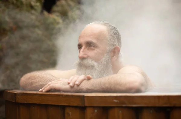 Бородатый Мужчина Наслаждается Термальной Баней Центре Талассотерапии — стоковое фото