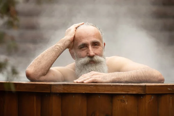 Бородатый Мужчина Наслаждается Термальной Баней Центре Талассотерапии — стоковое фото