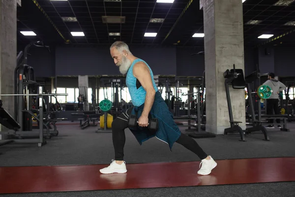 Bärtiger Senior Sportkleidung Fitnessstudio Beim Training Mit Gewichten — Stockfoto