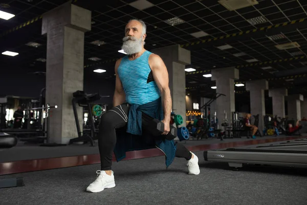 Bearded Senior Man Sportkläder Gym Träna Med Vikter — Stockfoto