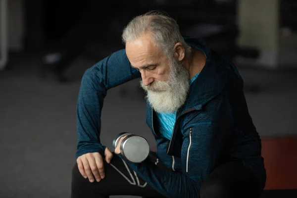 Bärtiger Senior Sportkleidung Fitnessstudio Beim Training Mit Gewichten — Stockfoto