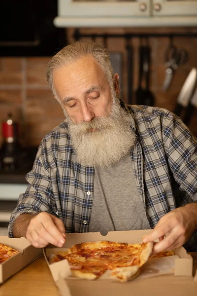 Leende Äldre Man Äter Pizzabit Sittande Vardagsrummet Skäggig Äldre Man — Stockfoto