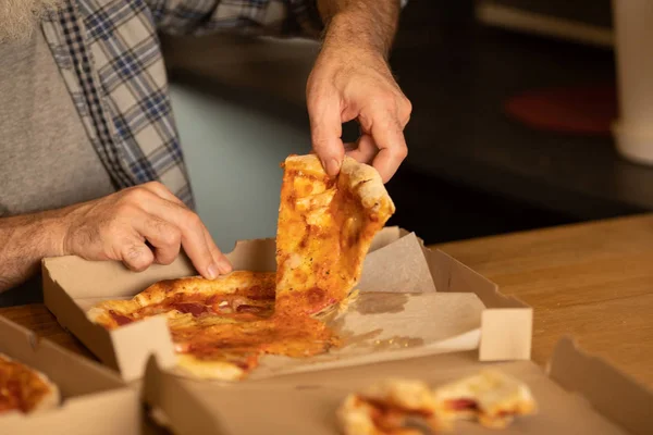 Warme Pizza Met Smeltkaas Lunch Diner Heerlijk Eten Italiaans Traditioneel — Stockfoto