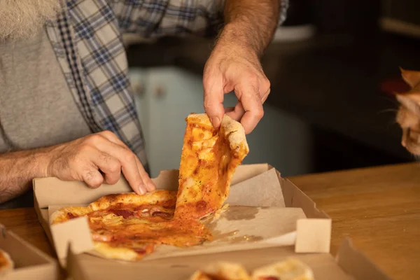 Horký Plátek Pizzy Tavícím Sýrem Oběd Nebo Večeře Chutné Italské — Stock fotografie