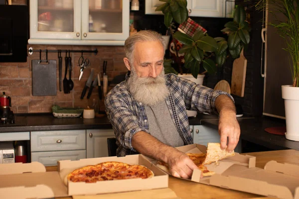 Sonriendo Hombre Mayor Comiendo Pizza Rebanada Sentado Sala Estar Hombre —  Fotos de Stock