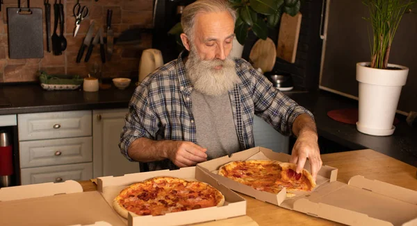 Een Glimlachende Oudere Man Die Pizza Eet Woonkamer Bebaarde Senior — Stockfoto