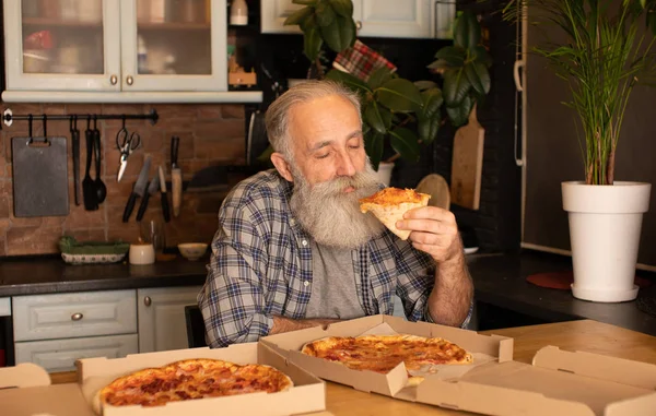 Een Glimlachende Oudere Man Die Pizza Eet Woonkamer Bebaarde Senior — Stockfoto