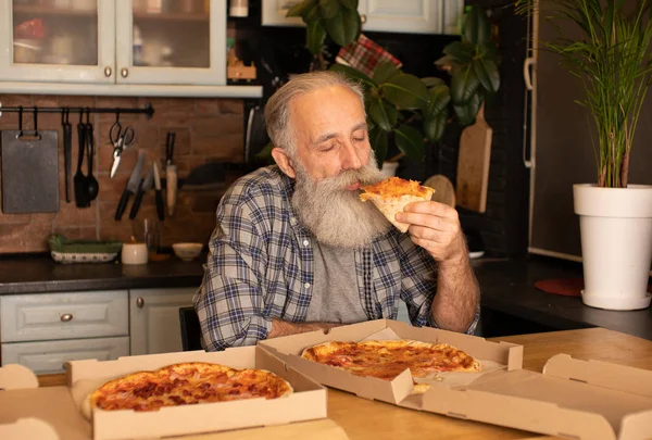 Een Glimlachende Oudere Man Die Pizza Eet Woonkamer Bebaarde Senior — Stockfoto