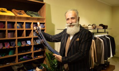 Şık ve modern kıdemli iş adamı pahalı mağazalarda kravat seçip alıyor..