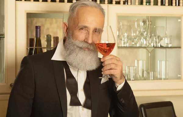 Elegante Cavalheiro Barbudo Propondo Brinde Com Copo Vinho Rosa Olhando — Fotografia de Stock