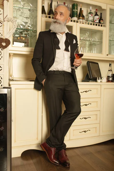 Elegancki Brodaty Starszy Pan Proponujący Toast Przy Lampce Różanego Wina — Zdjęcie stockowe