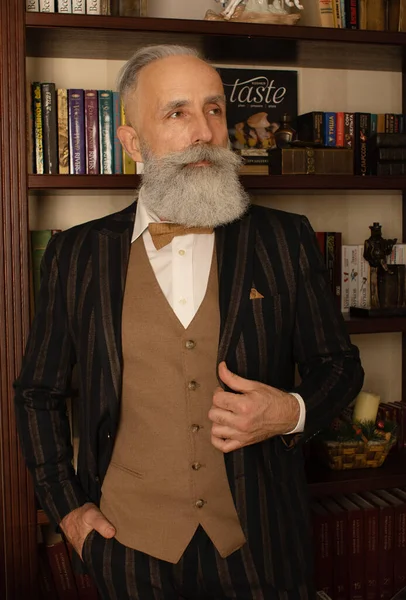 Добре Одягнений Бородатий Старший Чоловік Розкішному Інтер Єрі — стокове фото