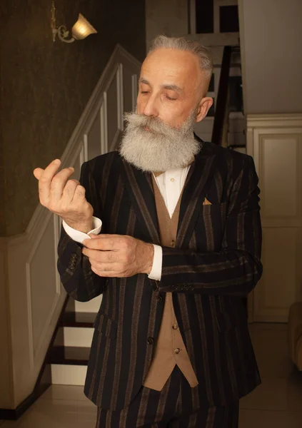 Добре Одягнений Бородатий Старший Чоловік Розкішному Інтер Єрі — стокове фото