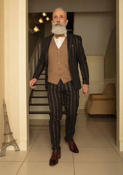 Portret Przystojnego Brodatego Dojrzałego Mężczyzny Formalnym Kostiumie Pozującego Przy Schodach — Zdjęcie stockowe