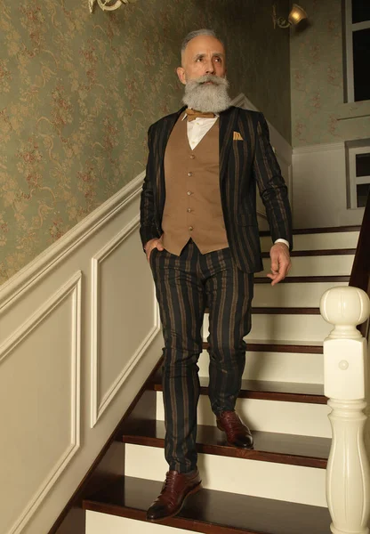 Портрет Красивого Бородатого Зрілого Чоловіка Офіційному Костюмі Позує Біля Сходів — стокове фото
