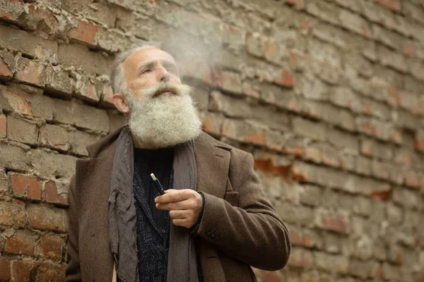 Старший Бородой Выдыхает Дым Курение Электронных Сигарет Концепция Снятия Стресса — стоковое фото