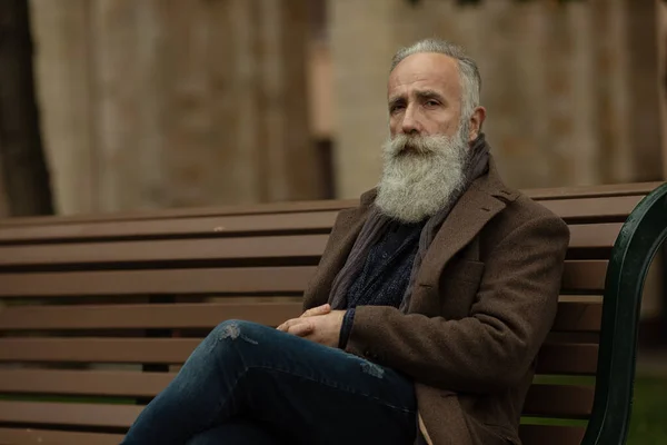 Portrait Bearded Senior Man Outdoors Sitting Bench Park — Stock Photo, Image