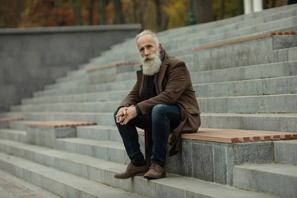 Portrait Bearded Senior Man Outdoors Sitting Bench Park — Stock Photo, Image